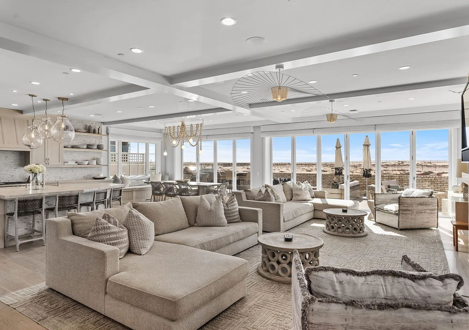 Exquisite Beachfront Luxury on Balboa Peninsula Double Lot — Photo 4