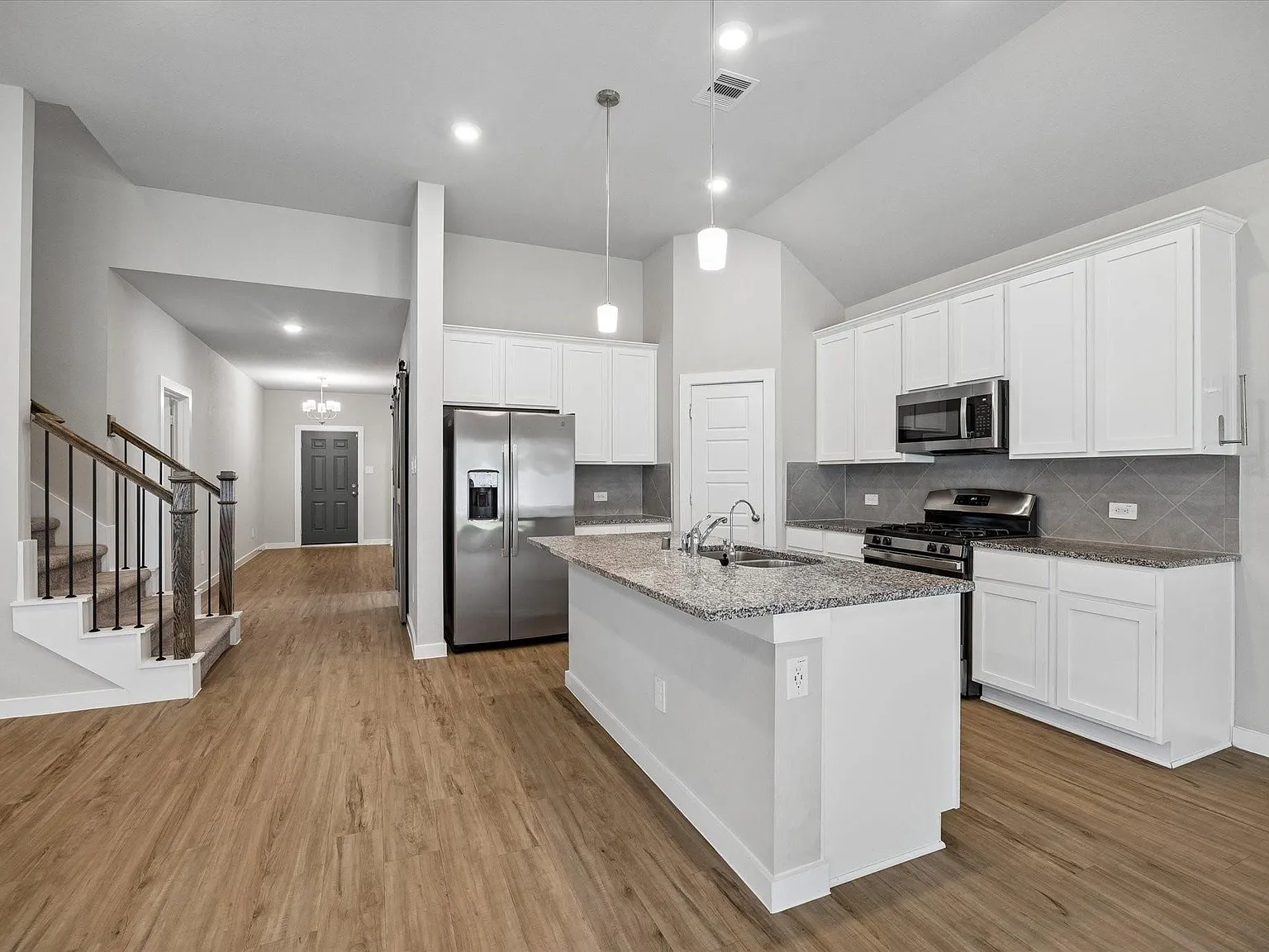 4 bed, 3.0 bath, 2514 sqft, $2,350 — Photo 2