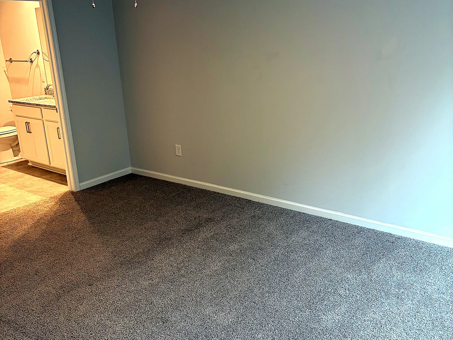 4 bed, 2.5 bath, 2100 sqft, $2,200 — Photo 2