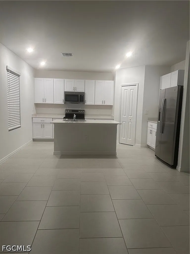 5 bed, 3.0 bath, 2451 sqft, $2,500 — Photo 3