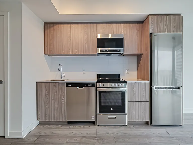 223 Redpath Ave — Photo 122
