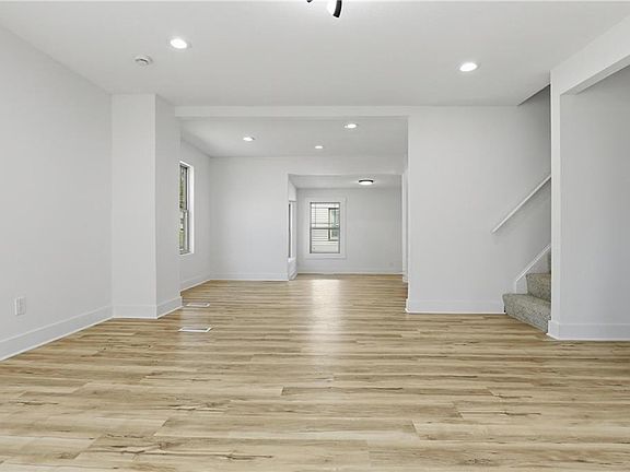 4th image of 3305 Delavan Ave