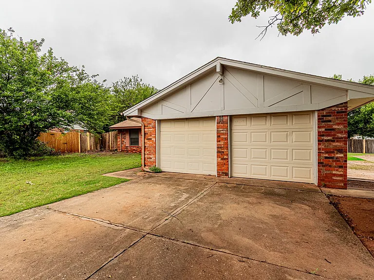 3808 Oakcliff Dr — Photo 3