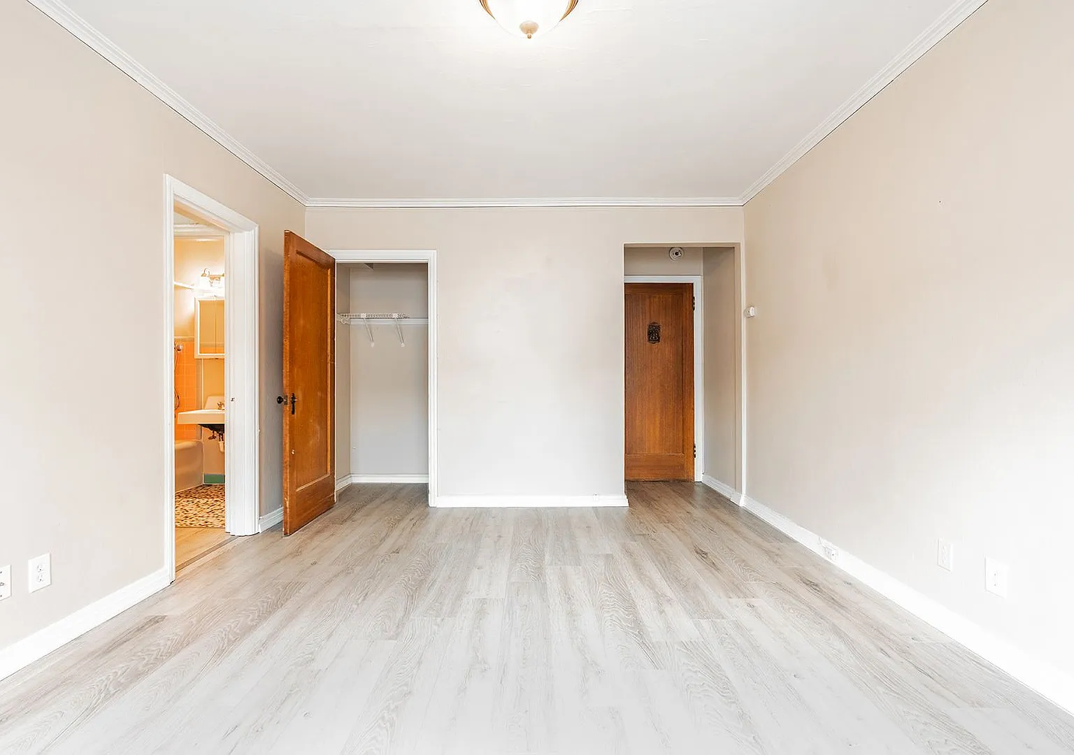 Spacious Units in a Vintage Brick Building- Walk to Seattle Center, Shops,and Restaurants! — Photo 2