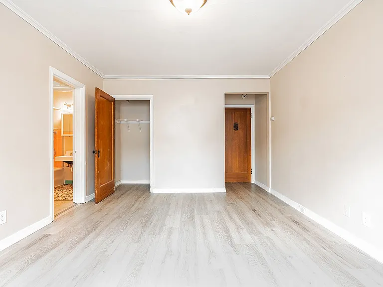 Spacious Units in a Vintage Brick Building- Walk to Seattle Center, Shops,and Restaurants! — Photo 2