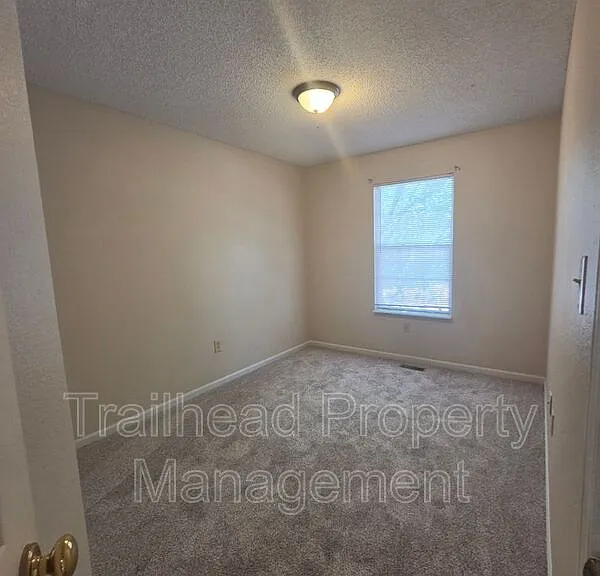 607 SE Steeple Ln — Photo 16