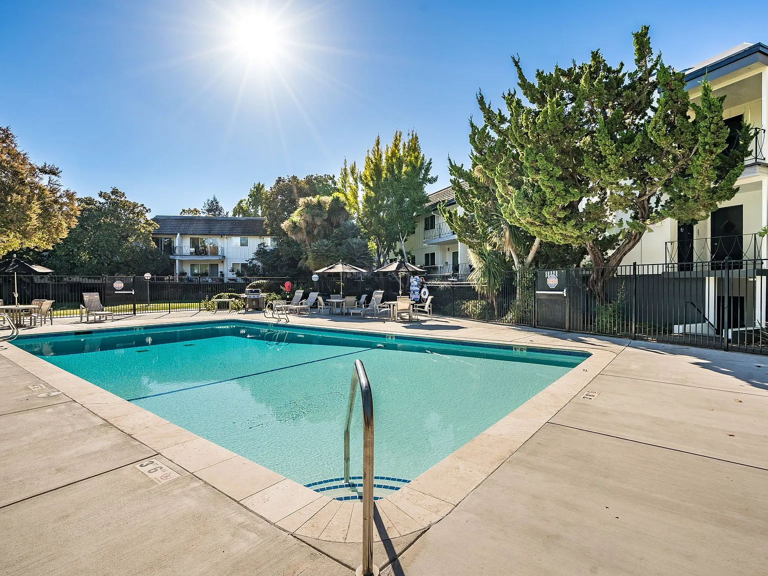 1 bed, 898 sqft, $5,600 — Photo 3