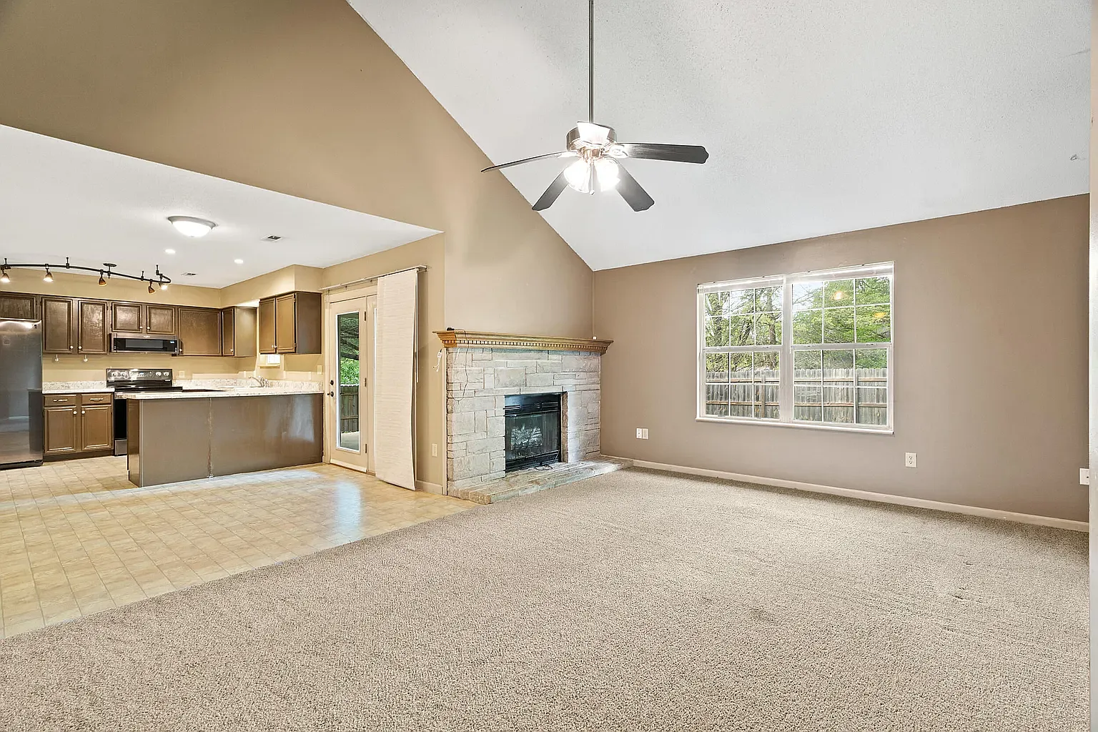 3 bed, 1396 sqft, $1,925 — Photo 3