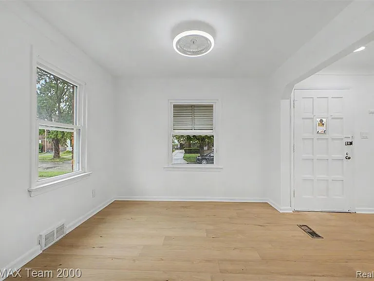 1670 Riverbank St — Photo 11