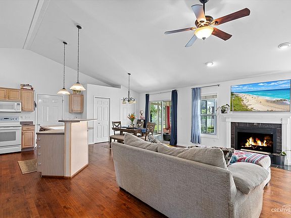 5th image of 806 Burgess Dr