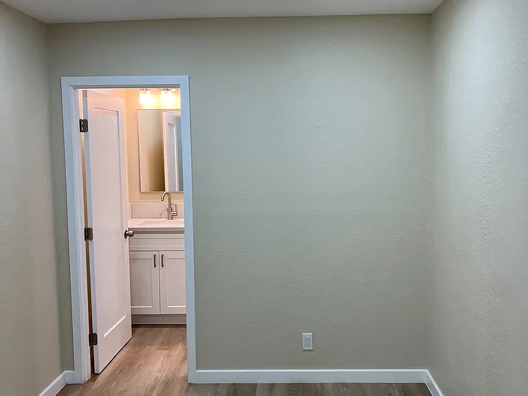 16463 Woodruff Ave — Photo 21