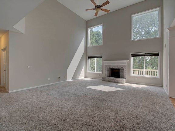 5th image of 935 N Oak Dr