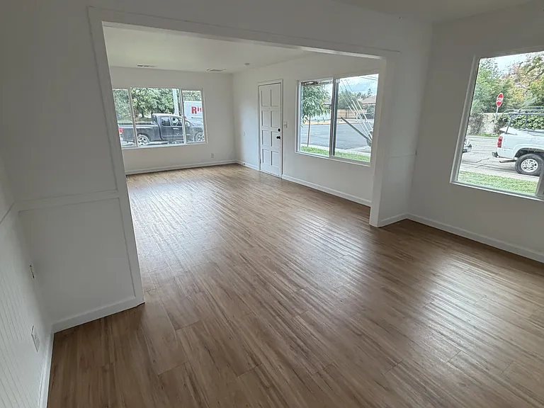 910 E Tulare Ave — Photo 7