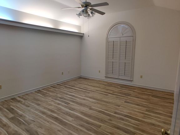 5th image of 405 Canary Ave