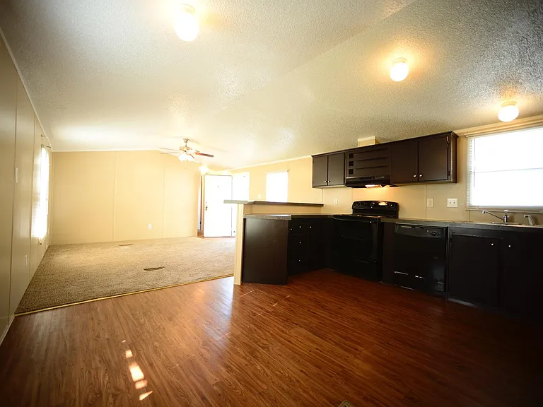 Opposite view Living Room / kitchen