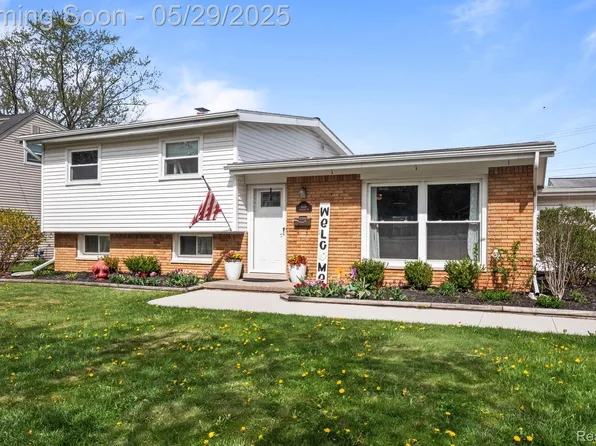 1128 Braeview Dr, Howell, MI 48843