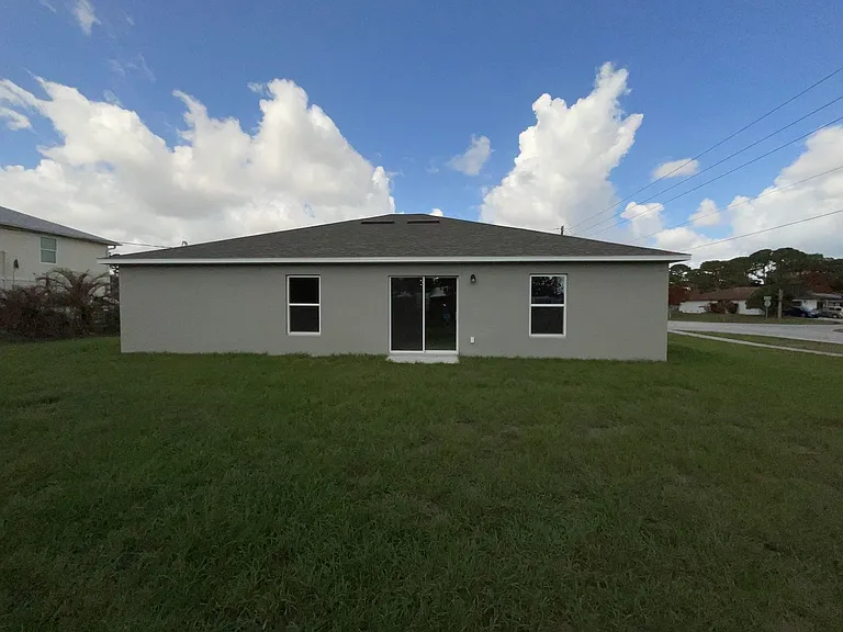 1701 SE Manth Ln — Photo 2