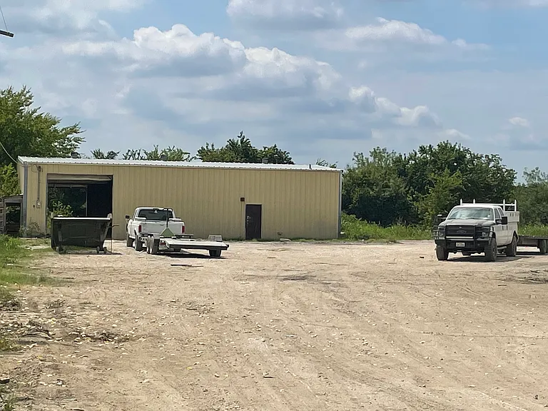 E FM 917 — Photo 3