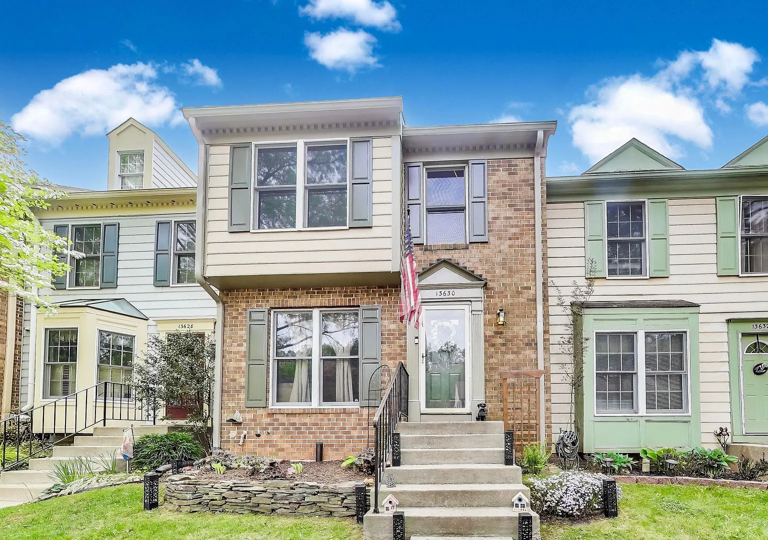 Beautifully Updated Winchester-Built Townhome Backing to Serene Parkland. — Photo 1