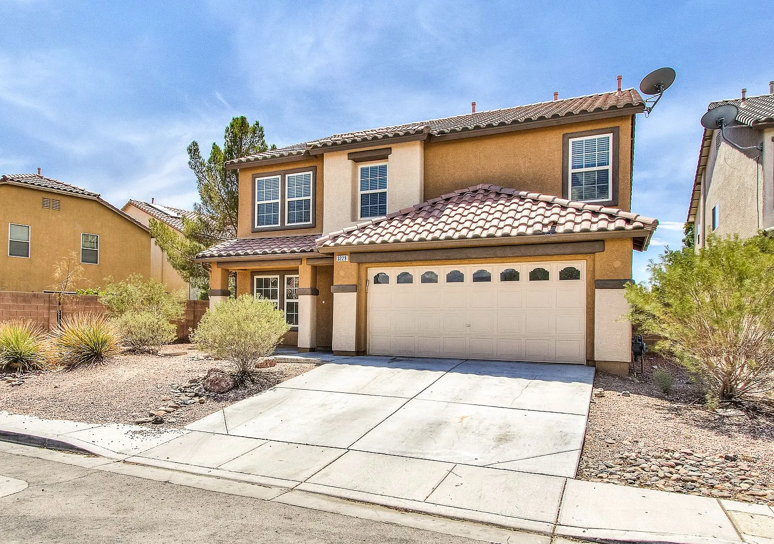 Spacious 5-Bedroom Home Plus Den - Nearly 2,800 Sq Ft — Photo 2