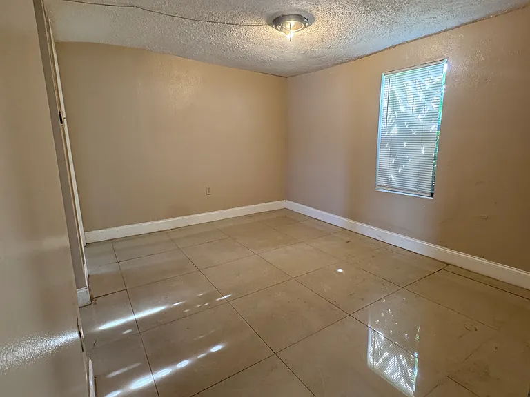1510 Avenue H — Photo 11