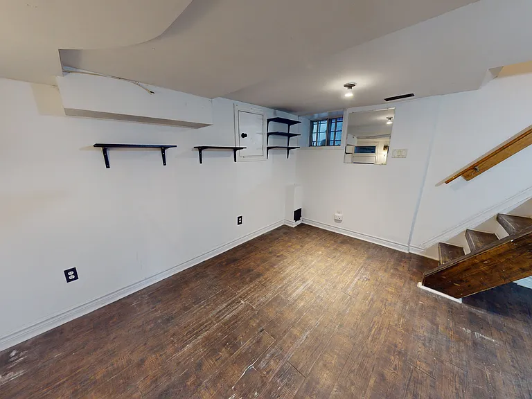 1054 Dovercourt Rd #BASEMENT — Photo 5