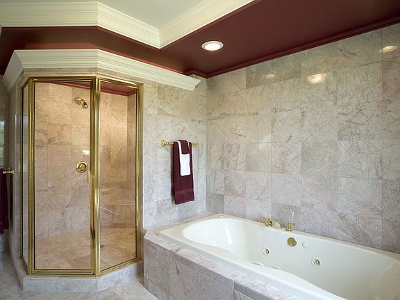 Master Bedroom W/ Spa