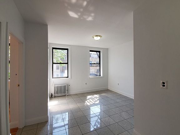 3rd image of 225 W 15th St #C3