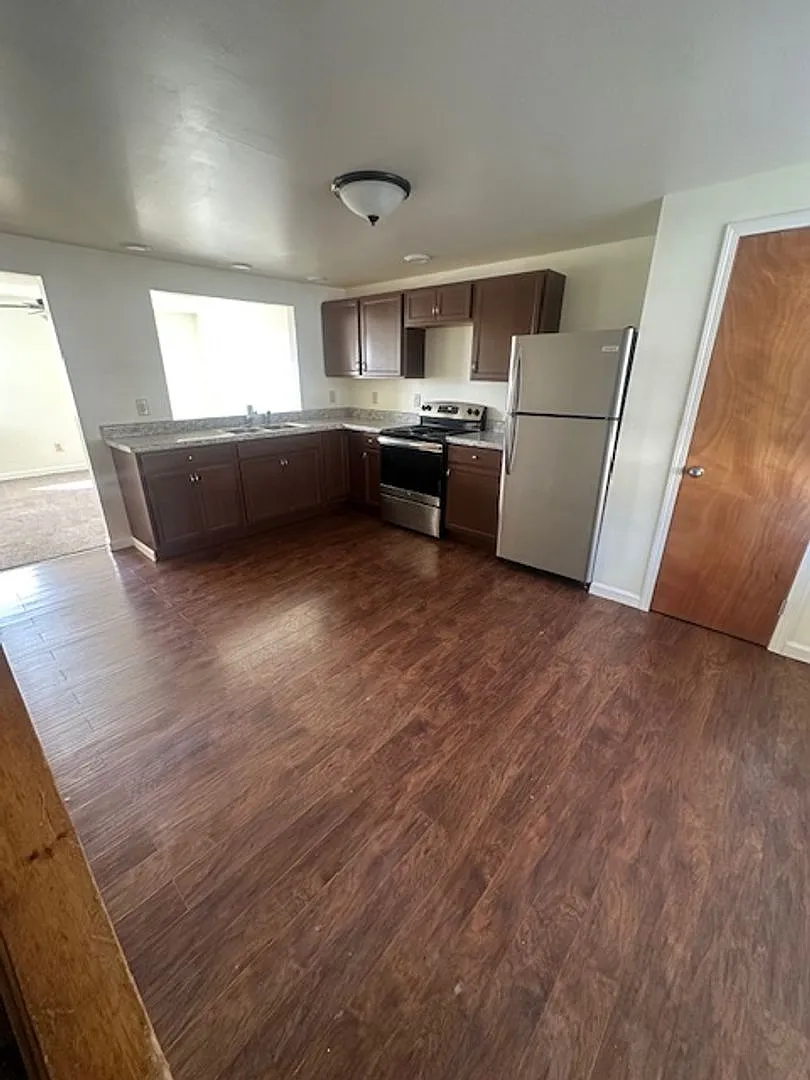 229 Whitestown Vlg APT D photo 1