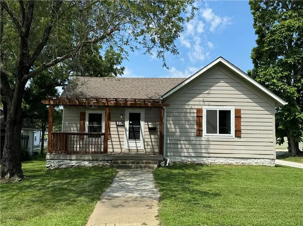 204 N Pearl St, Paola, KS 66071