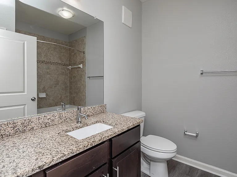 Leopard 2B-2BA Bathroom