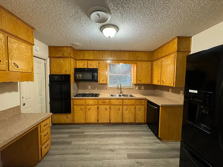 605 Bellaire Dr — Photo 12