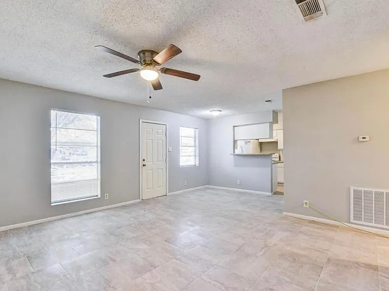 424 Fisher St — Photo 2