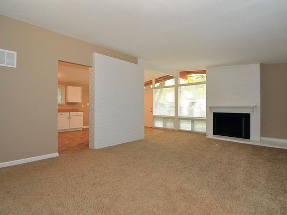 5th image of 15 Holly Ln