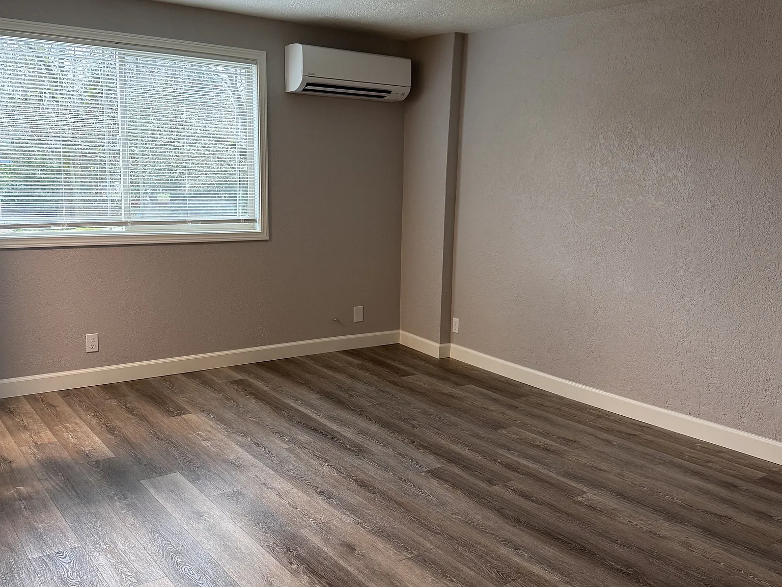 012_Bettis Wagoner Apts - Bldg 12 - 8-R1 — Photo 2