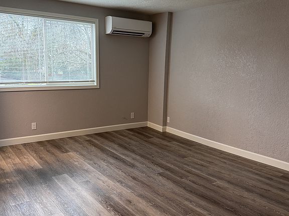 2nd image of 2541 NE Stephens St APT 8