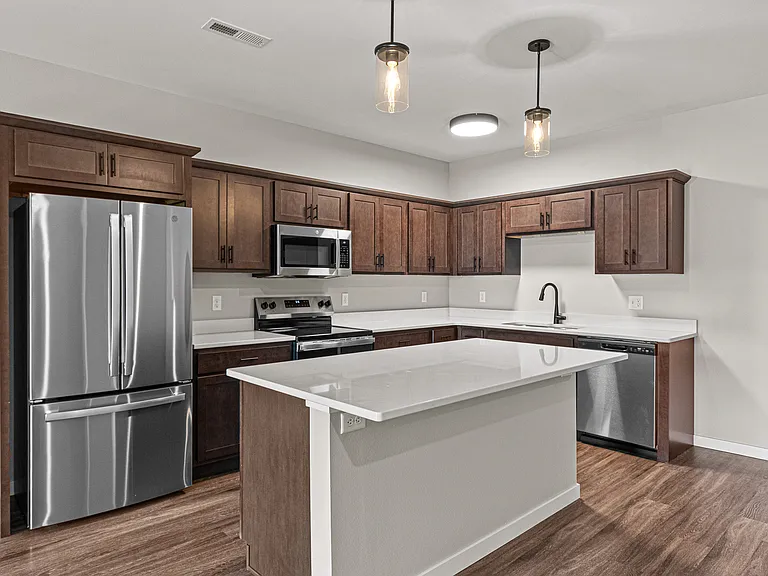 Spring Rose Cir — Photo 14