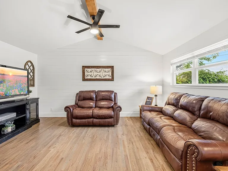315 Mimosa St — Photo 5