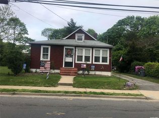 608 Meadowbrook Rd, Merrick, NY 11566