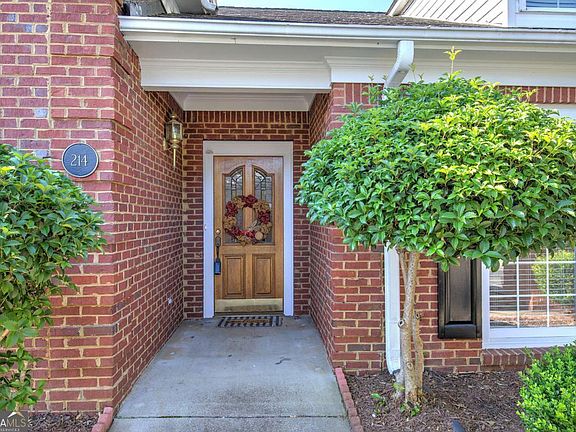 4th image of 214 Manor Way
