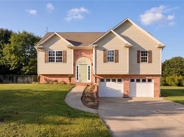 4152 Meredith Woods Ln, Winston Salem, NC 27107