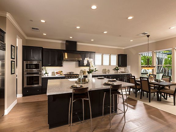 Spacious Modern Kitchen