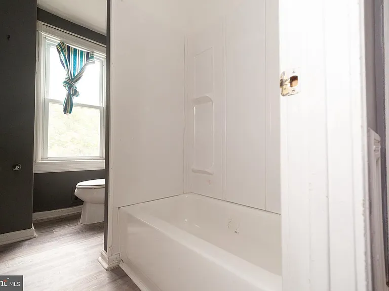 313 S Fairview St — Photo 2