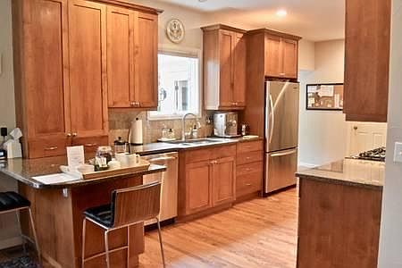 Kitchen, bar area