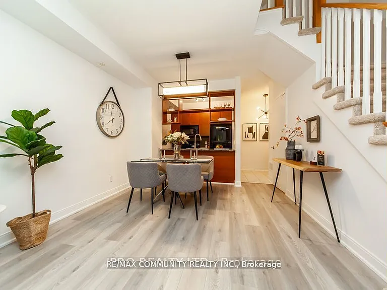 315 Village Green Sq #Townhouse 51 — Photo 8