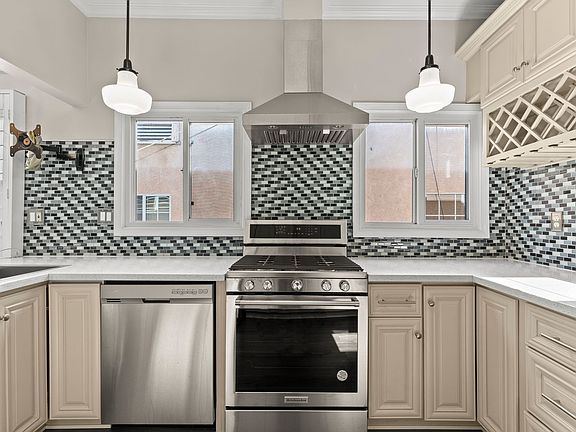 5th image of 335 N Mariposa Ave #2