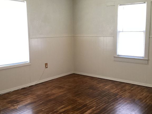 4th image of 1009 W 14th Ln