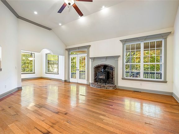 4th image of 17 Duxford Cir