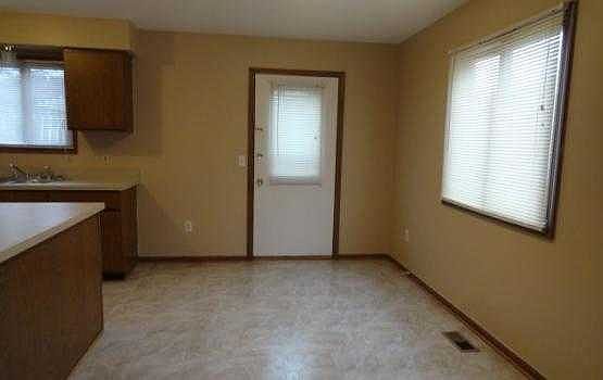 2nd image of 305 1/2 S Saginaw St