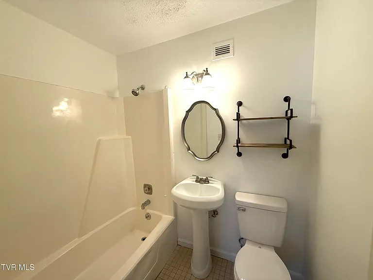 1225 Carriage Cir #203 — Photo 4